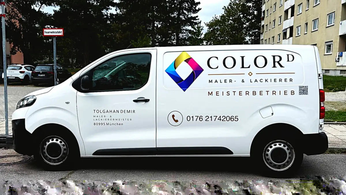 Firmenfahrzeug von COLORD Meisterbetrieb mit Logo, Schriftzug und Telefonnummer, abgestellt in München